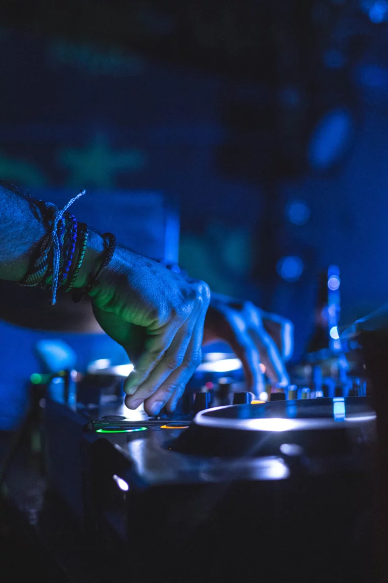 DJ alla console durante una serata