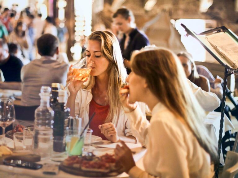 Sala di una pizzeria con i tavoli pieni di clienti