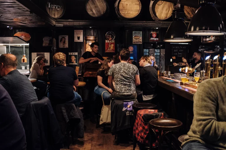 Serata del Cervellone in un locale: squadre ai tavoli e classifica sullo schermo